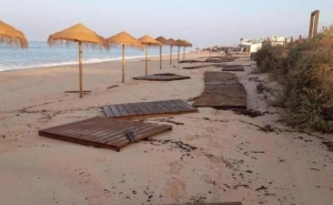 Subida da maré e agitação marítima destroem passadiço na praia de Faro
