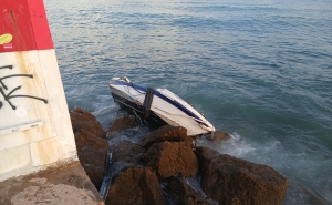 Auxiliado pescador no porto de Lagos 