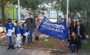 BANDEIRA «ESCOLA AZUL» HASTEADA EM SEIS ESCOLAS DE ALBUFEIRA EM NOME DE UMA LITERACIA DO OCEANO