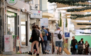 Município de Portimão oferece a 7.400 alunos vales de 15 euros para compras no comércio local