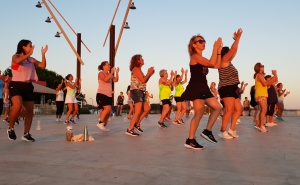 QUARTEIRA | Diversão a rodos em mais um Zumba Sunset com Bela Pereira