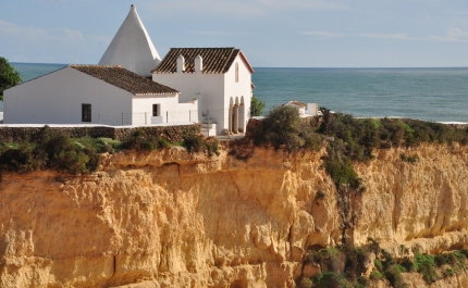 Muro do Promontório junto a capela de Nossa Senhora da Rocha, em Porches, sofre derrocada 