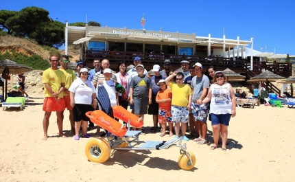 PRAIA DE SANTA EULÁLIA RECEBE CADEIRA ANFÍBIA