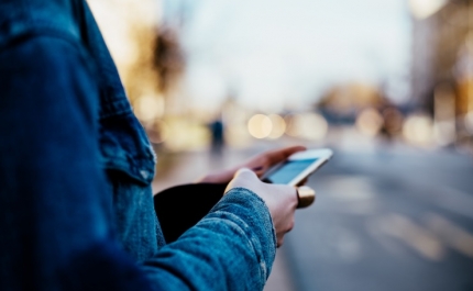 Jovens retiram tempo à família, ao sono, e ao exercício para estarem online