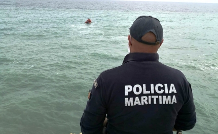 Corpo de homem encontrado a boiar no mar em Lagoa