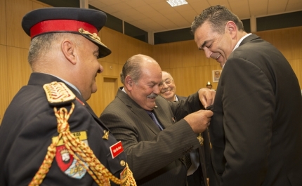 A Liga dos Bombeiros Portugueses atribuiu ao Presidente da Câmara de Lagoa a Medalha de Serviços Distintos – Grau Ouro