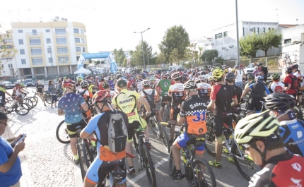 A Rota da Sardinha 2017 – um passeio de 35 e 60 km a pedalar – terminou no Parque Municipal do Sítio das Fontes, com um mega almoço