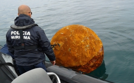 Polícia Marítima reboca boia que constituía perigo à navegação em Faro