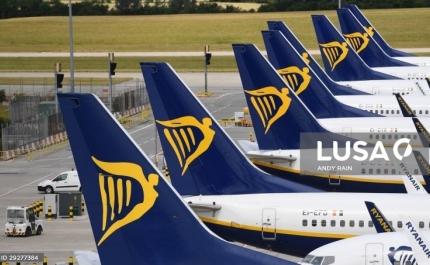 Covid-19: Diretor da Ryanair aponta a «cortes selvagens» na operação em Portugal
