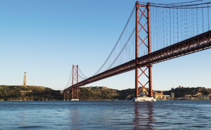 Navio mercante embate no pilar sul da Ponte 25 de Abril