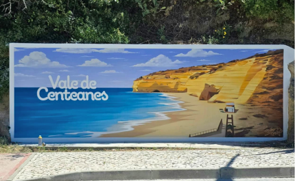 União das Freguesias de Lagoa e Carvoeiro embeleza Praia de Vale de Centeanes com novo mural de arte urbana