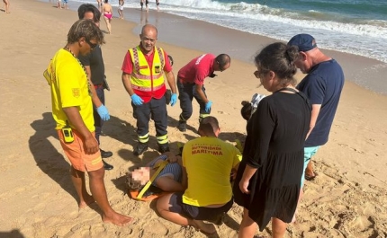 Elementos do Projeto «SeaWatch» auxiliam mulher na praia da Meia Praia em Lagos