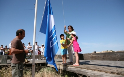 PRAIAS DE PORTIMÃO HASTEIAM BANDEIRA AZUL  E BANDEIRA “PRAIA ACESSÍVEL – PRAIA PARA TODOS”