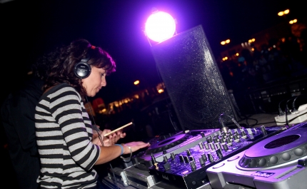 Radialista Raquel Bulha e Cantora Teté Alhinho na apresentaçâo do Festival Med