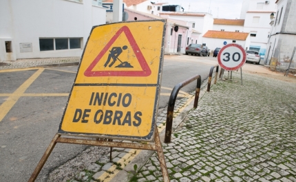 Trabalhos da «Empreitada da Estação Elevatória de Alporchinhos e Conduta Elevatória Alporchinhos-Porches» obrigam a corte de estrada