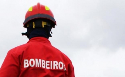 Quase 30 bombeiros combatem fogo em fábrica na zona industrial de Faro