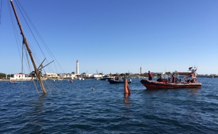 Marinha resgata três tripulantes de veleiro que naufragou em Olhão