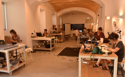Exposição «Onde vai o pião vai o ferrão» ASSINALA FINAL DO CURSO DE ARTES VISUAIS FLAD EM LOULÉ