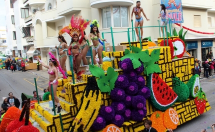 Milhares festejam hoje o Carnaval por todo o país