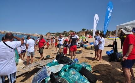 «Vamos Limpar o Mar» na Praia de Vale Olival em Lagoa