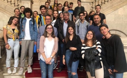 Deputados do PS mostram Assembleia da República a estudantes algarvios finalistas do Parlamento dos Jovens