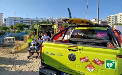 Elementos do Projeto «SeaWatch» auxiliam jovem na praia de Monte Gordo em Vila Real de Santo António