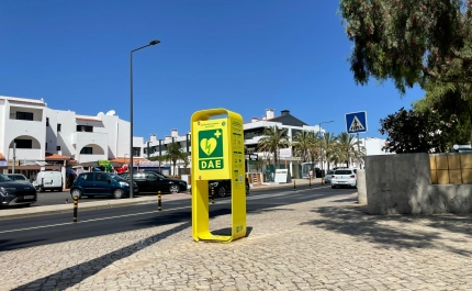 Desfibrilhador na via pública salva vida a jovem de 21 anos em Albufeira