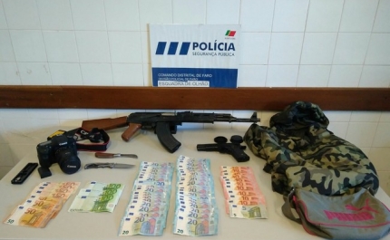 PSP DE OLHÃO APREENDE DINHEIRO E ARMAS