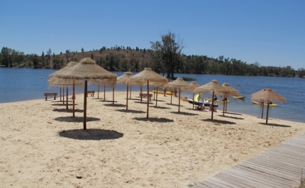 Praia da Albufeira da Tapada Grande volta a hastear Bandeira Azul