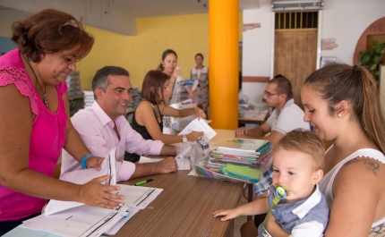 Alunos olhaneses receberam livros e material escolar das mãos do presidente da Autarquia