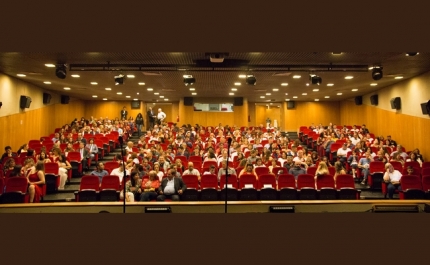 ALUNOS DESPEDEM-SE DO SECUNDÁRIO COM ELEGÂNCIA E EMOÇÃO