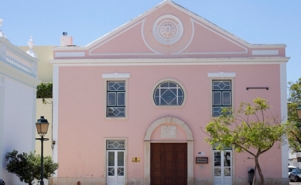 Biblioteca de Lagoa volta a emprestar livros para ler em casa