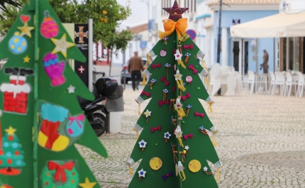 Castro Marim acolhe Exposição de Árvores de Natal na Praça 1º de Maio 