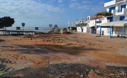 Albufeira mergulhada em «mar» de destroços 48 horas após o temporal (FOTOGALERIA)