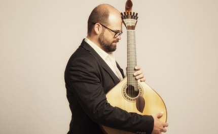 RONDA DOS QUATRO CAMINHOS COM GUITARRISTA RICARDO MARTINS EM ENCONTRO INÉDITO NO CINE-TEATRO LOULETANO