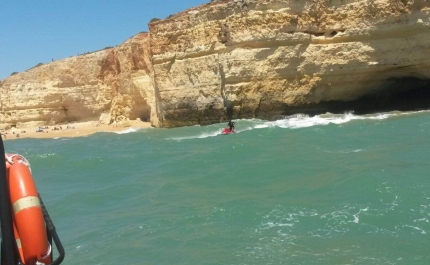 Salva-Vidas Resgata 6 turistas de uma gruta perto da praia de Benagil