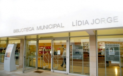 BIBLIOTECA RECEBE LIVRO DE PRESENTE   