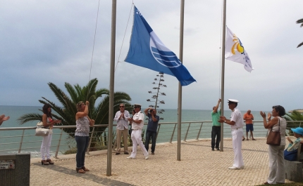 Bandeira Azul e Bandeira de Praia Acessível foram hasteadas em Silves
