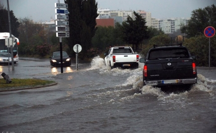 Mau tempo: Chuva forte causa inundações em Faro