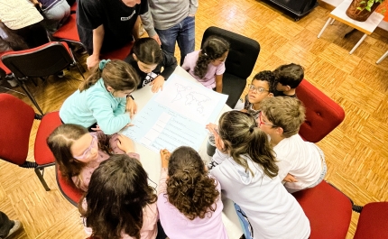 Alunos do 11º ano do Colégio Internacional de Vilamoura levam projeto «Vamos TODOS chatear o Camões!» fora portas