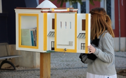 «Um Livro Roubado», em pequenas bibliotecas, nas ruas de Castro Marim