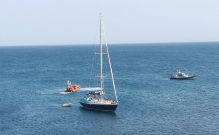 Veleiro encalha entre a Praia da Luz e a Praia do Burgau em Lagos