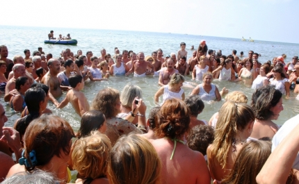 Tradição do Banho Santo volta à praia da Manta Rota