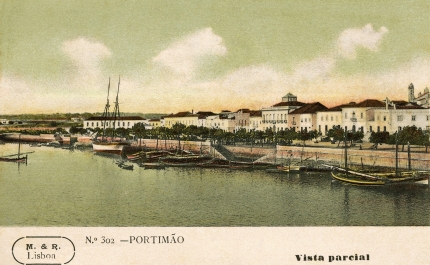  Exposição na Praça Teixeira Gomes propõe passeio pela história do postal ilustrado em Portimão