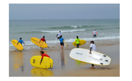 Nas Escolas de Lagos também se aprende Surf!   