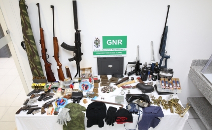 Cidadão detido por posse de arma e tráfico de droga nas Ferreiras