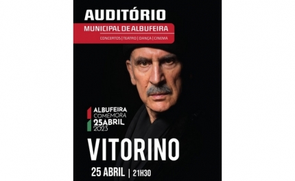 VITORINO CANTA À LIBERDADE NO CONCERTO COMEMORATIVO DO 25 DE ABRIL EM ALBUFEIRA