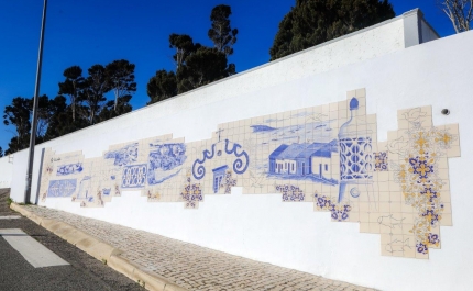 PAINEL DE AZULEJOS VALORIZA O ESPAÇO PÚBLICO E CONTRIBUI PARA A PRESERVAÇÃO DA MEMÓRIA COLETIVA DE ALBUFEIRA