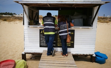 Polícia Marítima e Autoridade Tributária fiscalizam atividades balneares em Lagos