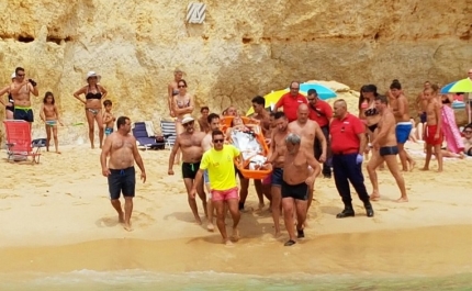 Operação de evacuação marítima na praia da Marinha